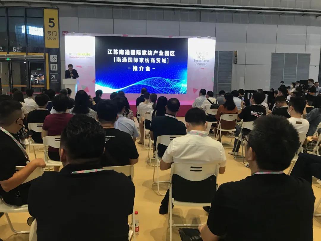 南通海門疊石橋市場(chǎng)與通州志浩市場(chǎng)合并成江蘇南通國(guó)際家紡產(chǎn)業(yè)園區(qū),將家紡作為南通城市新名片打造