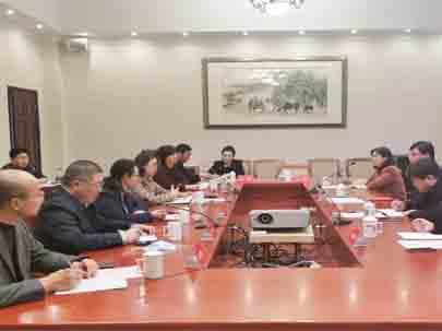 南通市市場監(jiān)管局邀請劉承功書記帶隊參加今年的中國南通國際高端紡織產(chǎn)業(yè)博覽會，將東華大學(xué)最前沿的紡織研究成果帶到博覽會，為南通展會嵌入靚麗的“東華”元素